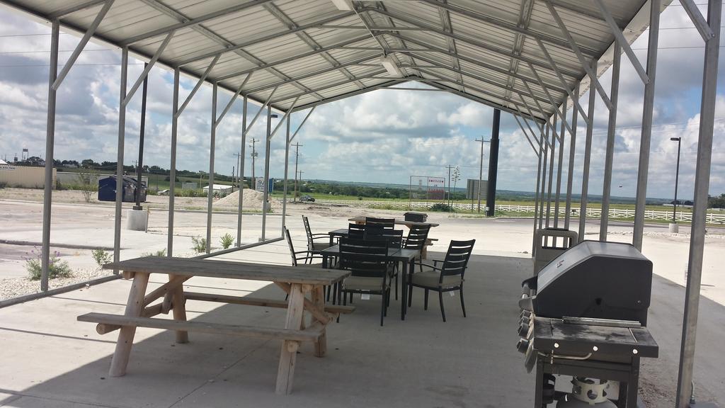 Instalodge Hotel And Suites Karnes City Exteriör bild