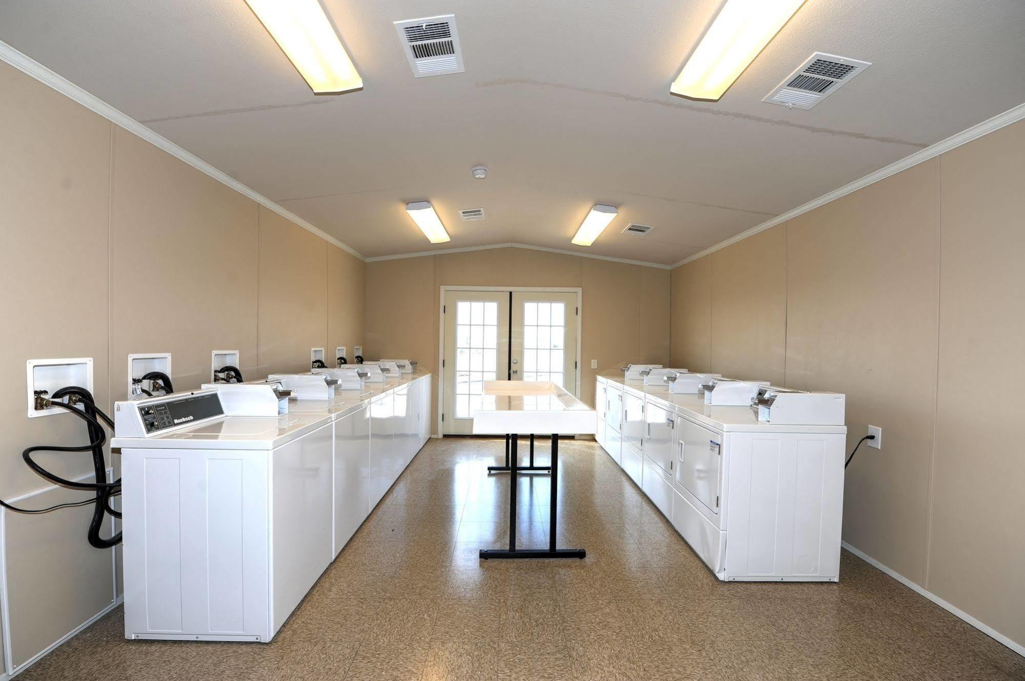 Instalodge Hotel And Suites Karnes City Exteriör bild